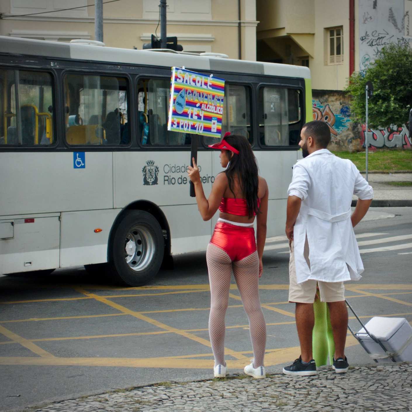 Ludzie przebrani na karnawał w Rio de Janeiro